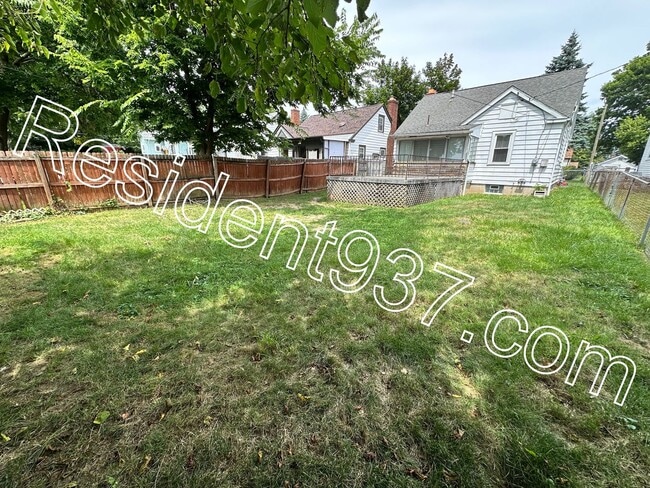 Building Photo - 3 Bed 1 Bath Home
