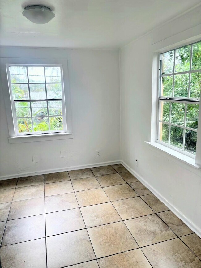 Building Photo - 804 Ridgewood Dr