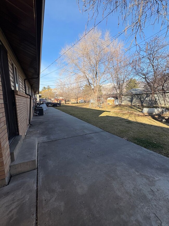 Building Photo - 983-985 S 600 W