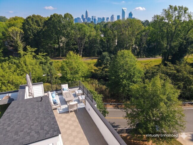 Building Photo - Luxury Living with amazing views!