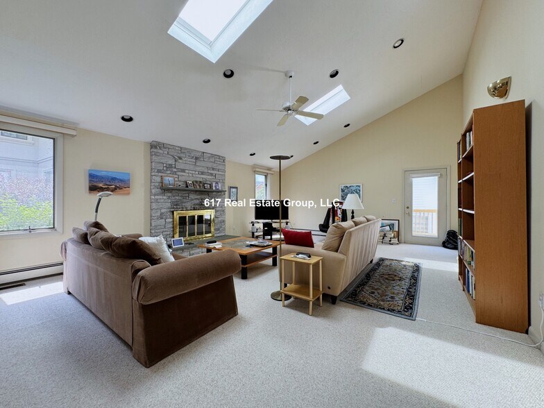 Building Photo - 55 Esty Farm Rd