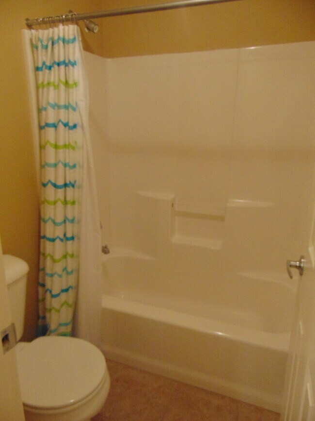 Building Photo - Beautiful 5 + bedroom home - In much desir...