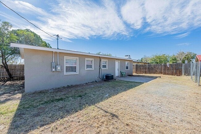 Building Photo - 3 bed 2 bath home with a carport in backyard