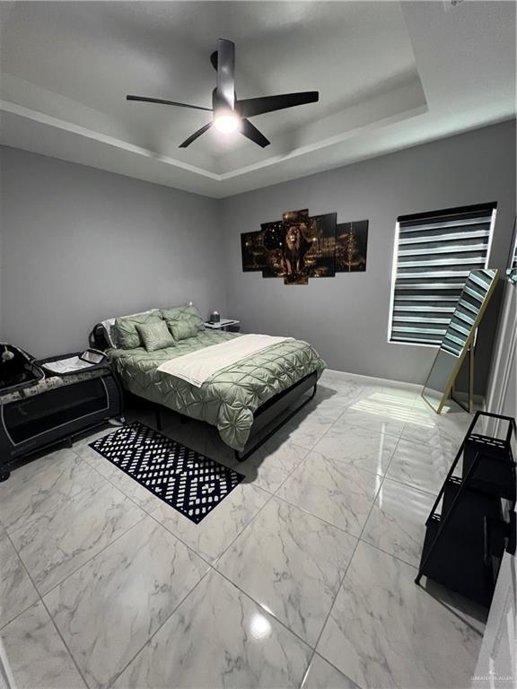 Building Photo - 15 E Iris Ave