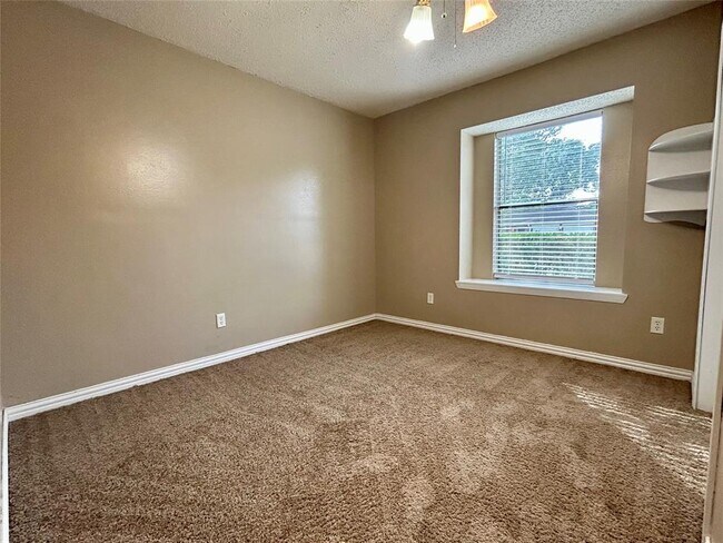 Building Photo - 2711 Laurel Creek Way
