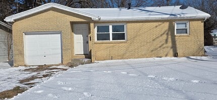 Building Photo - 3 Bedroom! All Brick! Garage!  $995!