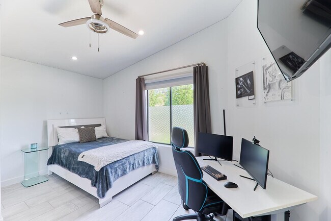 Building Photo - 8113 E Redwing Rd