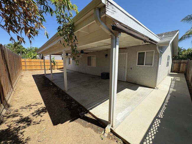 Building Photo - 744 W Buena Vista Ave