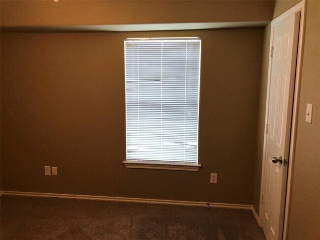 Building Photo - 17167 Oakwood Chase Dr