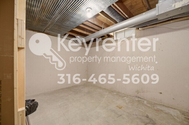 Building Photo - Well maintained 3 bedroom, 3 bath home close to everything you need!