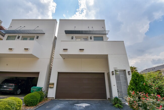 Building Photo - 1211 Rosine St