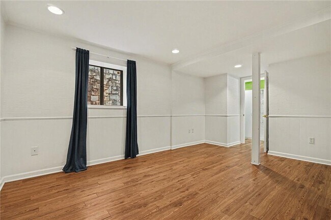 Building Photo - 3813 Paces Ferry W