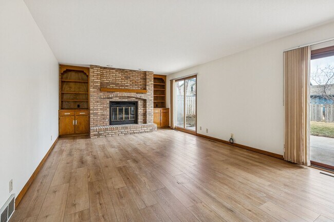 Building Photo - Spacious Northwest Omaha 3-Bedroom!!