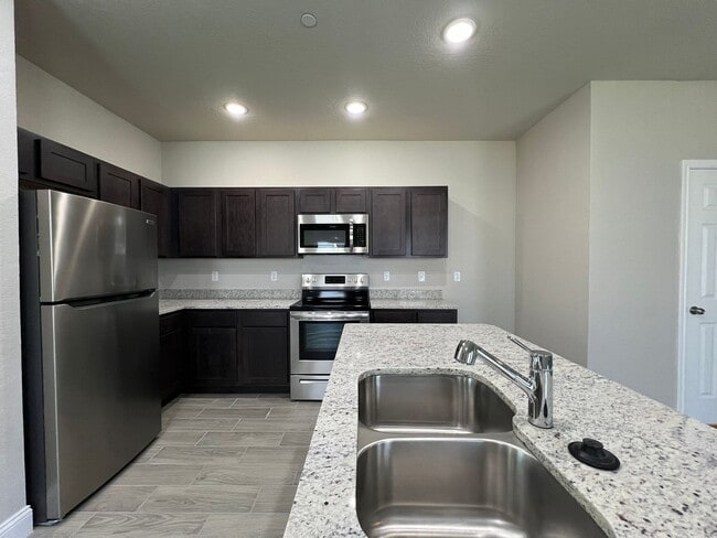 Building Photo - 3-bedroom, 2.5-bathroom townhome in Live Oak!