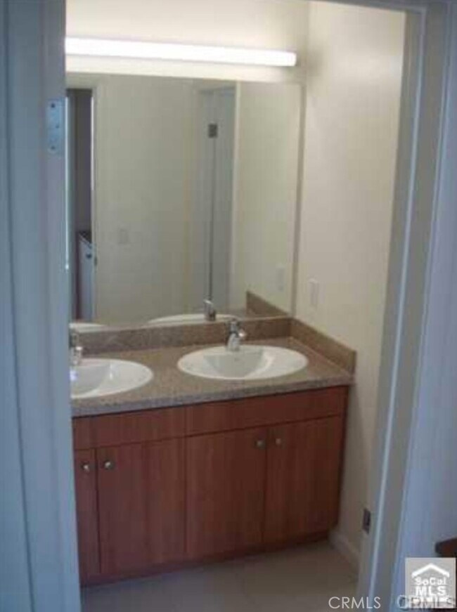 Building Photo - 367 E Memory Ln