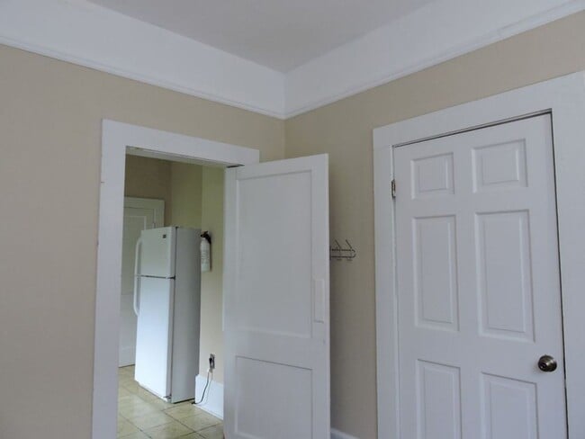 Building Photo - University Gardens One Bedroom Apartment F...