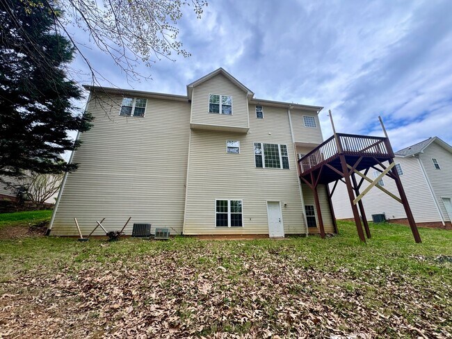 Building Photo - Ready to show!