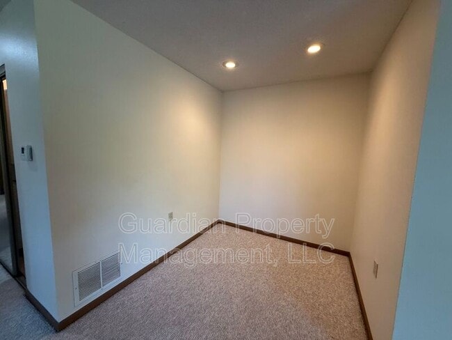 Building Photo - 1633 N Country Club Rd