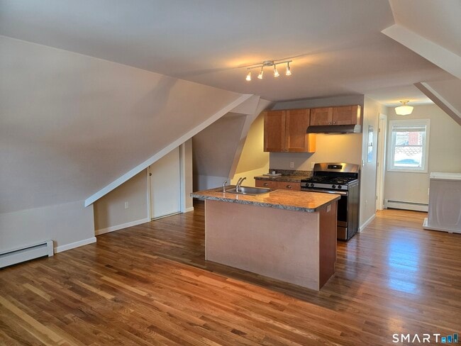 Building Photo - 674 Main St