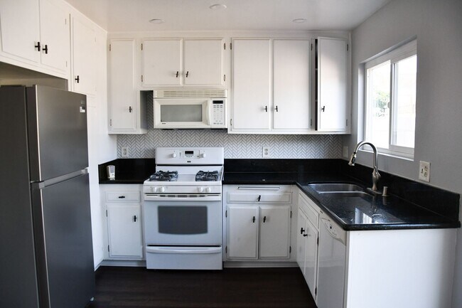 Building Photo - 660 S Glassell St