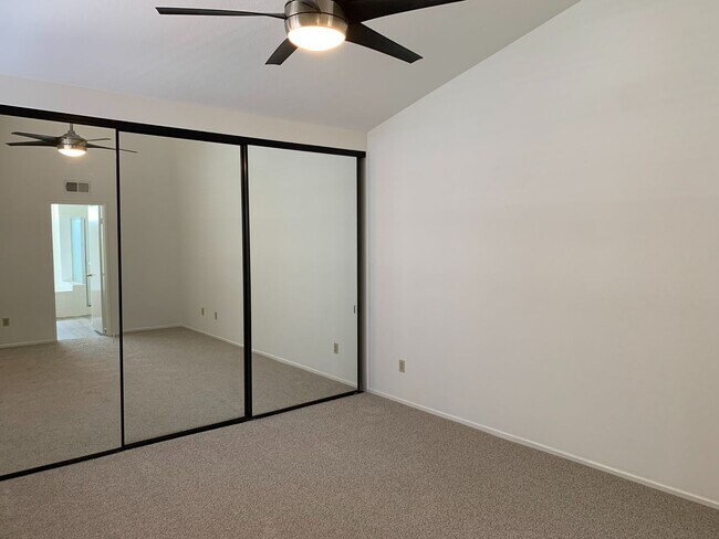 Building Photo - Light & Bright Mission Ridge Condo