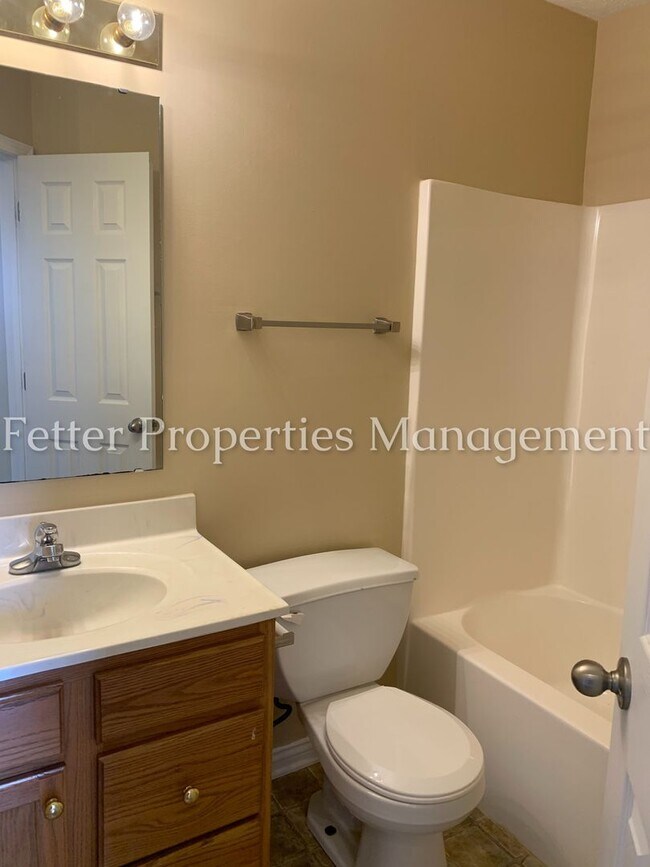 Building Photo - Dazzling Newburgh Home!