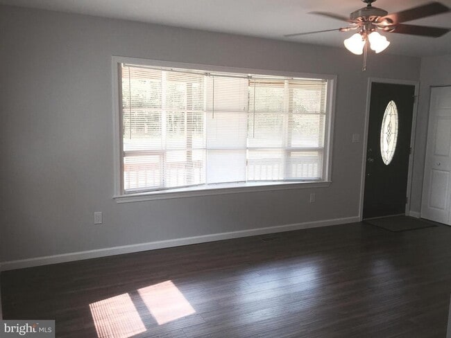 Building Photo - 578 Shorewood Dr