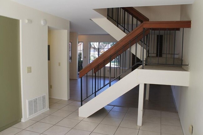 Building Photo - 3Bed/2.5Bath Townhome off Poinsettia!~ Briarwood