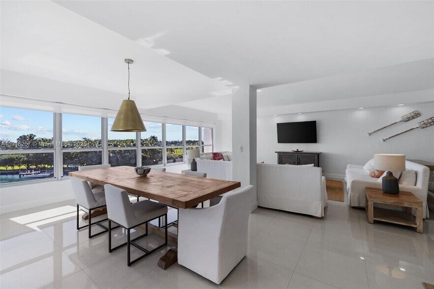 Building Photo - 9102 W Bay Harbor Dr