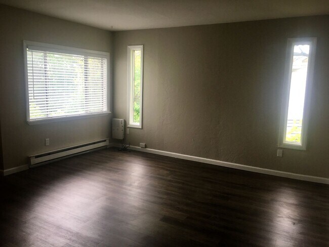 Building Photo - *** Beautiful & Updated Apartment in Mt. Washington * 1 Block to Grandview Ave * Pet Friendly * A...