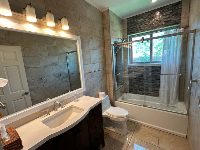 Building Photo - Luxury Living at the Edge of S. Kihei Bordering Wailea!