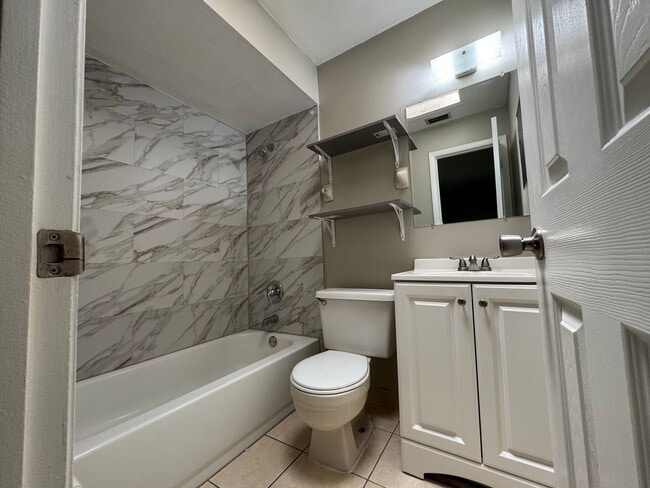 Building Photo - FANTASTIC 2 Bed 2 Bath Duplex with a HUGE ...