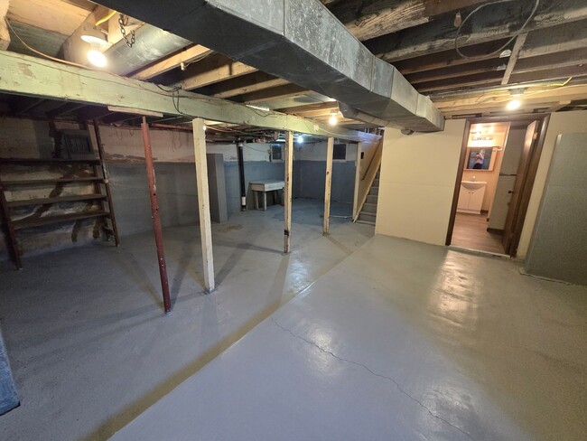 Building Photo - Remodeled 3-bedroom, open floor plan, Newe...