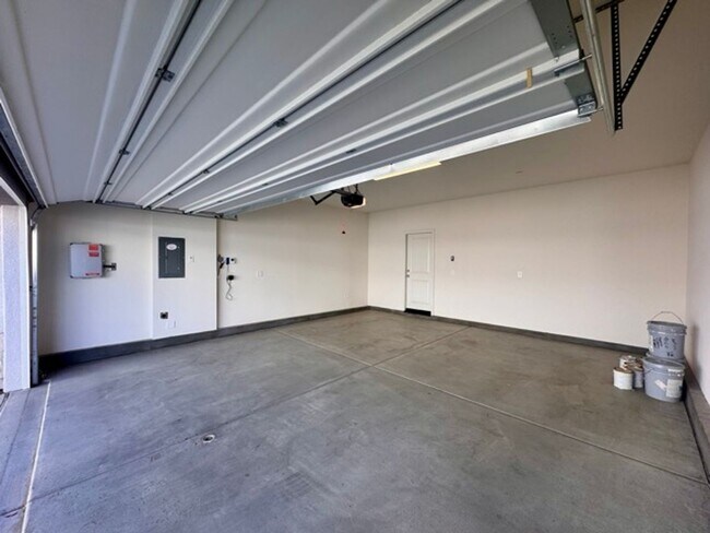 Building Photo - Brand New 4 Bedroom Home with Solar in Gat...