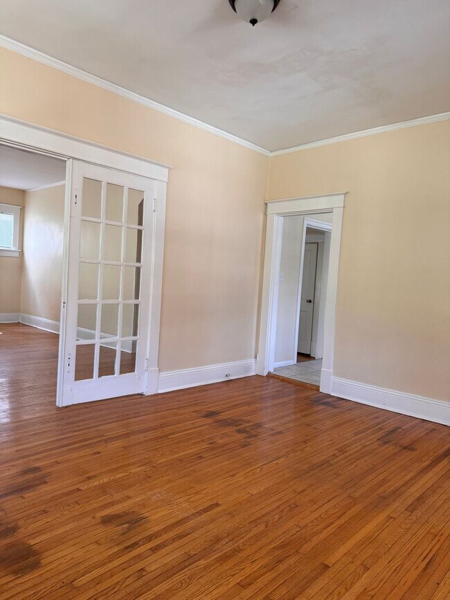 Building Photo - 3 Bedroom || 1.5 Bathroom Home