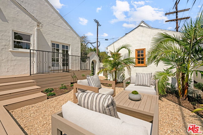 Building Photo - 802 Cochran Ave