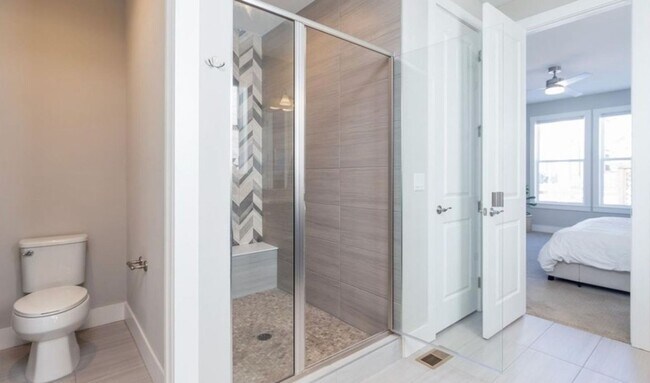 Building Photo - Gorgeous & Large 3 Bedroom 2 Bath Home wit...
