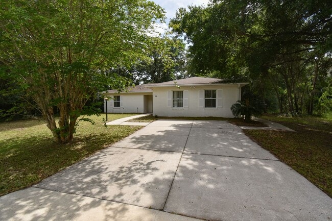 Building Photo - Spacious 3BR/2BA Corner Lot Home + Bonus Room in Silver Springs Shores – $1,500 /Month
