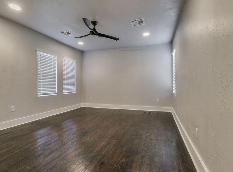 Building Photo - 1121 NW 43rd St