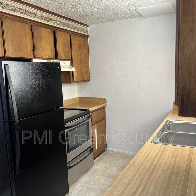 Building Photo - 404 E Redwood St