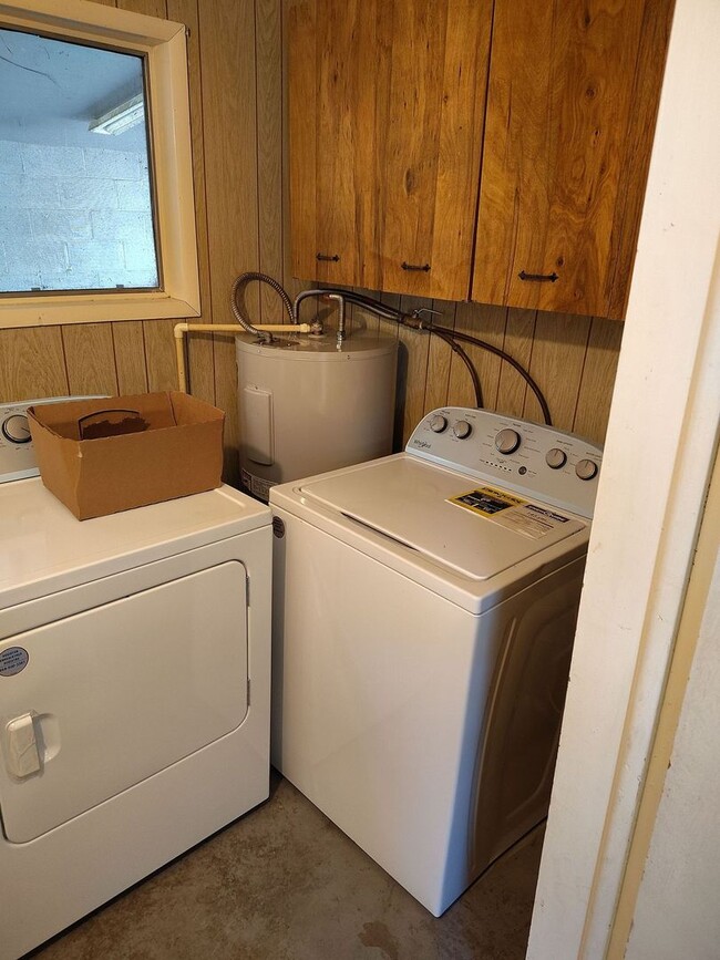 Building Photo - Great 2-bedroom home close to downtown