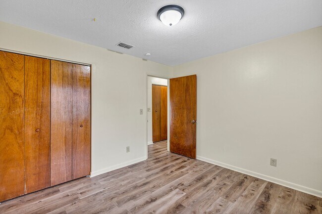 Building Photo - Charming 2-Bedroom Apartment for Rent – Great Location in Ocala! Deposit-Free Move-In Available!