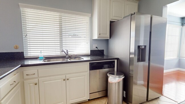 Building Photo - Spacious 5-Bedroom Family Home Available for Long Term Rent!