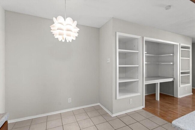 Building Photo - 910 Duncan Ln