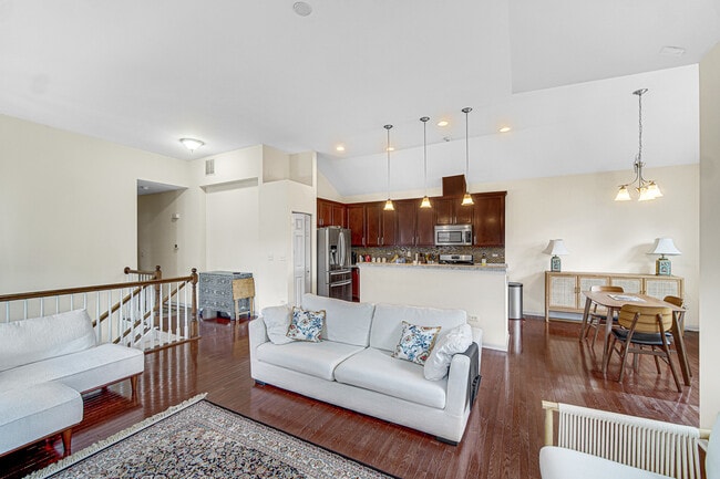 Building Photo - 2528 Dunraven Ave