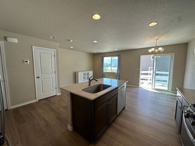 Building Photo - Modern Living in Skyview Village