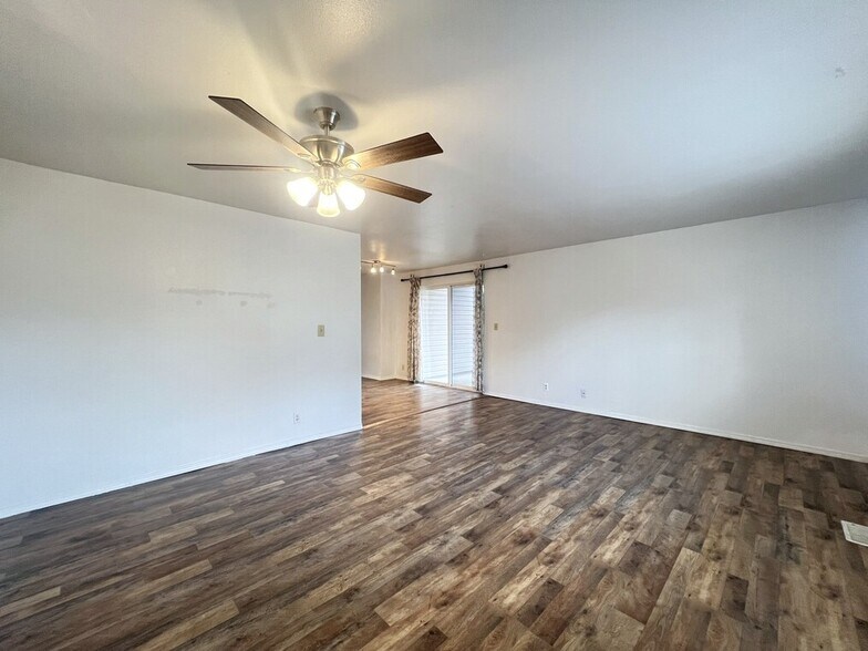 Building Photo - 10610 W Hinsdale St