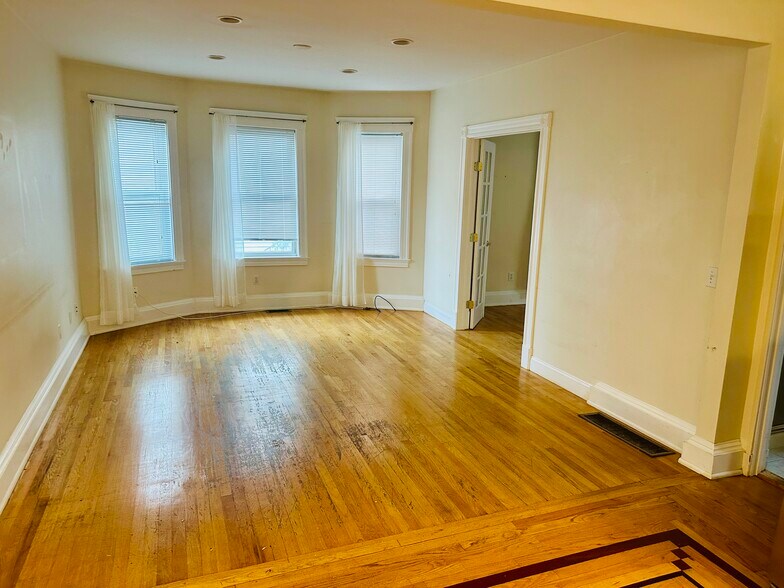 Building Photo - 555 Heath St