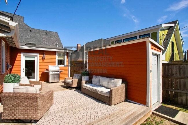 Building Photo - 1208 Woodland St