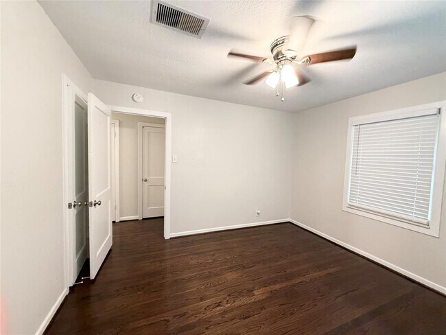 Building Photo - 1220 Chevy Chase Dr